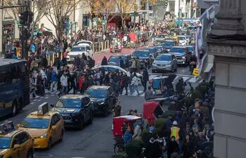Decenas de personas caminan por la 5a Avenida para realizar compras durante una jornada de descuentos debido al conocido 'Black Friday', hoy, en Nueva York (Estados Unidos).
