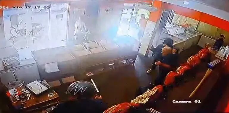 Captura del video de circuito cerrado, del momento en que los delincuentes reducían al propietario de una heladerí del barrio Republicano de Asunción.
