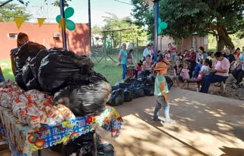 Dequení entregó prendas de vestir a familias y niños de la localidad de Ypané. Foto; Higinio R. Ruiz Díaz.