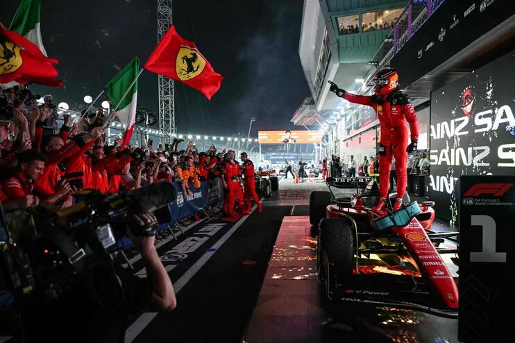 Gran victoria del español Carlos Sainz con Ferrari en el GP de Singapur, rompiendo la racha de Max Verstappen y Red Bull.