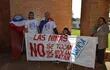 El comunicador radial, Roberto Sacarello (2º) inició este miércoles una huelga de hambre frente al palacio de justicia de Misiones, en San Juan Bautista. Pide juicio oral para los violadores de niños.