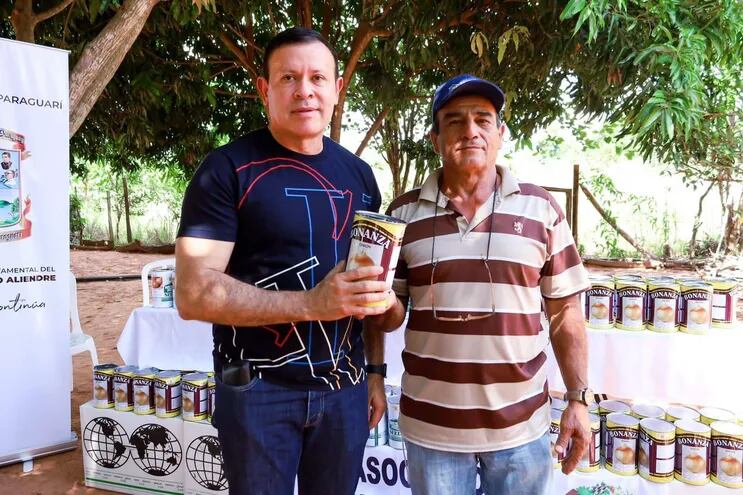 El gobernador Emigdio Aliendre entrega al presidente de la Asociación de Productores de cebolla, Alfredo Gamarra, la semilla que les llega a los productores de Ybytymí.