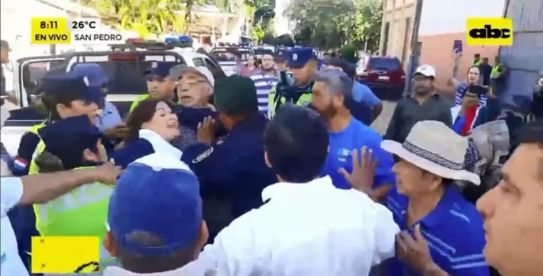 Momento en que la comunicadora Judith Vera era detenida por la Policía por manifestarse frente a la municipalidad de San Pedro del Ycuamandiyú.
