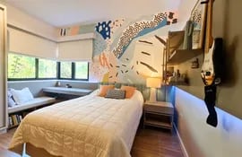 Dormitorio teen con mural personalizado realizado por la artista Cecilia Enciso.