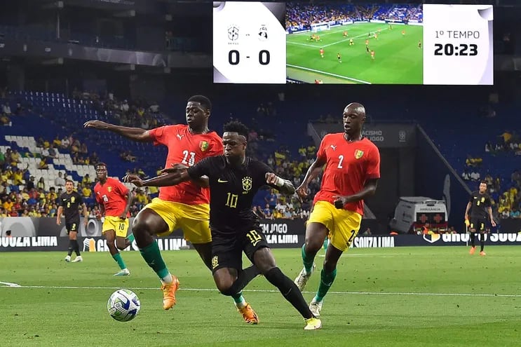 Vinícius Júnior, con la camiseta negra en protesta contra el racismo, disputa el balón con  Saidou Sow y Antoine Conte, jugadores de Guinea, durante el amistoso disputado el sábado en Barcelona.