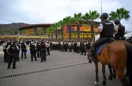 La policía se reúne en los alrededores del estadio Monumental en Guayaquil, sede de la final de la Copa Libertadores 2022.