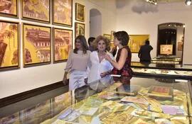Alice Morínigo Gill, Esperanza Gill y Margarita Morselli recorren la muestra en El Cabildo.