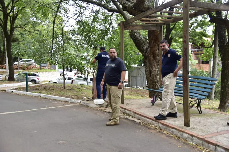 Uniformados de la Policía Nacional realizaron un "análisis de campo" hoy en el Parque Carlos Antonio López.