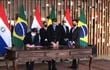 Los ministros de Relaciones Exteriores de nuestro país y del Brasil, Euclides Acevedo y Carlos Franca, en la sede de Itamaratí, Brasilia, firman la Nota Reversal N° 3, que crea la Comisión Binacional de Cuentas para Itaipú.