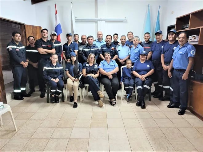 Miembros del Directorio Departamental de los Bomberos Voluntarios de Paraguarí.