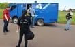 efectivos-policiales-brasilenos-rodean-el-camion-blindado-mitsubishi-canter-que-fue-perseguido-desde-pedro-juan-caballero-en-paraguay-buscan-al-ultim-201246000000-1437302.jpg
