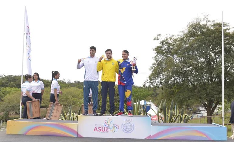 El brasileño Pedro Goncalves, el argentino Matías Contreras y el venezolano Alexis Pérez, posan con sus medallas.