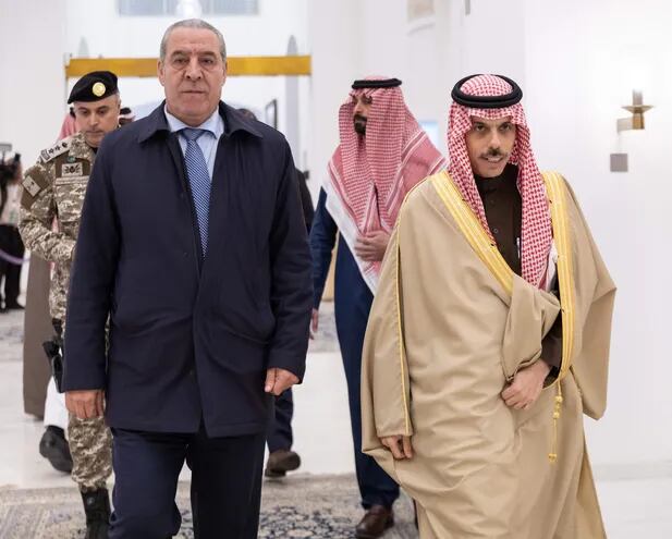 El ministro de Exteriores saudí, principe Faisal bin Farhan bin Abdullah (d) recibe al secretario general de la Organización para la Liberación de Palestina, en Riad.