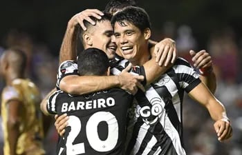 Los futbolistas de Libertad celebran un gol en el partido frente a Deportivo Táchira por la fase de grupos de la Copa Libertadores 2024 en el estadio La Huerta, en Asunción, Paraguay.