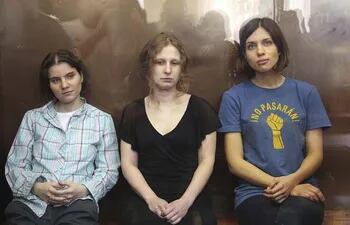 Las integrantes del grupo punk Pussy Riot durante un juicio en Rusia.