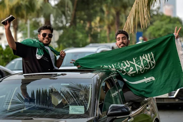 Saudíes celebran con una caravana la victoria de su país ante Argentina en el mundial de Qatar 2022. (AFP)