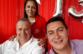 Laura Miers Espínola con el condenado Óscar González Daher (HC) y el candidato a intendente de Luque Carlos Echeverría (ANR).