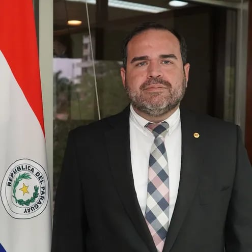 El director de Servicios Administrativos de la ANDE, Abog. José Emilio Vega Insfrán.