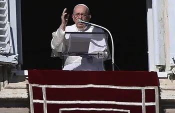 El papa Francisco se dirige a los fieles desde el balcón del Vaticano.  (EFE)