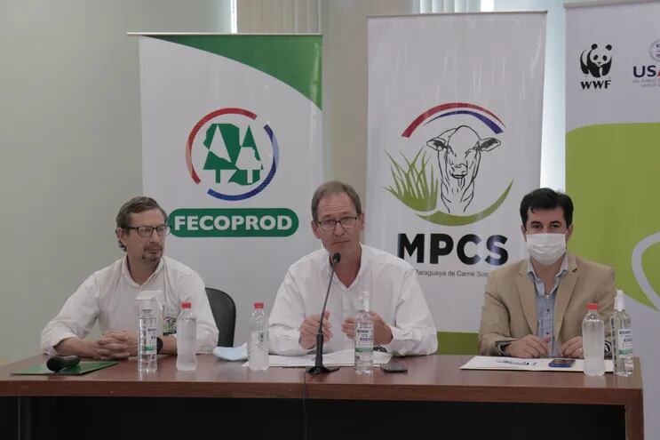 Hugo Sánchez Agüero, el titular de Fecoprod, Alfredo Fast y el viceministro de Ganadería, Marcelo González, durante la rueda de prensa realizada en Fecoprod.