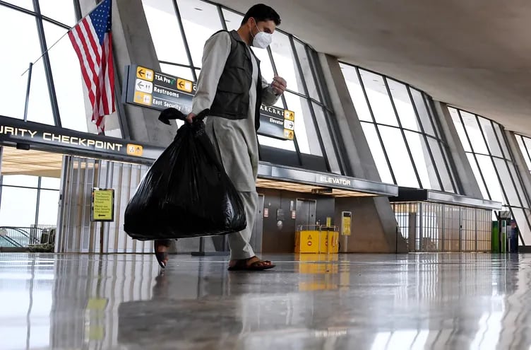 Un refugiado afgano arriba al Aeropuerto internacional de Dulles, en Virginia, Estados Unidos.