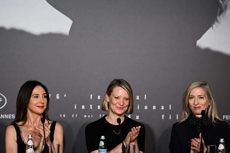Elsa Zylberstein, Mia Wasikowska y la directora Jessica Hausner durante una conferencia de prensa para la película "Club Zero" en el Festival de Cine de Cannes