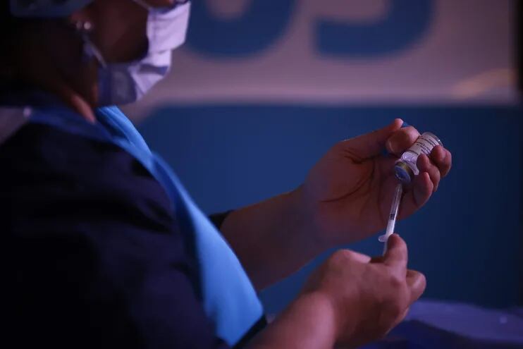 Una enfermera prepara una dosis de la vacuna contra la covid-19, en Buenos Aires.