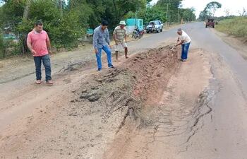 Pobladores de la zona rural de San Pedro de Ycuamandyyú lamentan desinterés por las rutas destruidas y con azadas tratan de reparar para evitar accidentes.