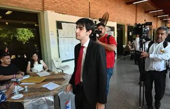 Alejandro Tratito Ovelar apareció tras varias horas en el local de la Facultad de Derecho de la UNA para votar.