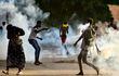 Jóvenes sudaneses confrontan a las fuerzas de seguridad entre gases lacrimógenos.