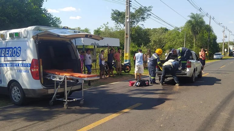 El motociclista terminó en la carrocería de la camioneta luego del accidente.