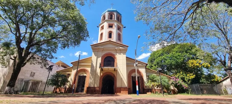 La catedral de San Juan Bautista, que se encuentra en la plaza Mariscal Estigarribia, otro de los lugares que pueden visitar los turistas.