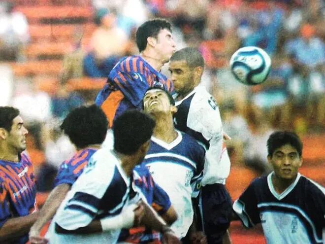 Momento del partido entre Cerro Porteño y Alianza Lima en la Copa Libertadores 2002.