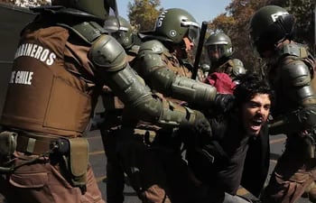en-chile-manifestantes-fueron-detenidos-en-la-marcha-estudiantil-por-la-educacion-publica-la-unesco-recomienda-enfasis-en-la-educacion-civica-par-221317000000-1703274.jpg
