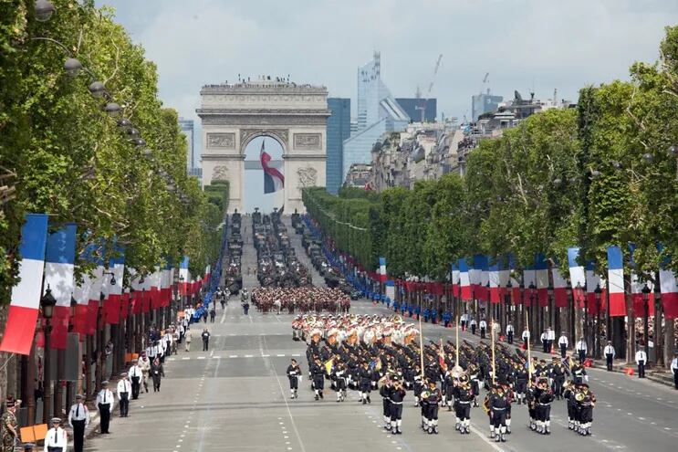Bajo el lema “Libertad, Igualdad y Fraternidad”, cada año y en varios puntos del mundo, en especial en Francia, se conmemora la fecha con la Fiesta Nacional de Francia con desfiles con amplio despliegue militar, exhibiciones aéreas y fuegos artificiales.