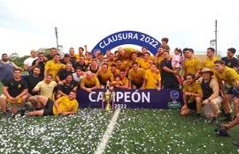 Jugadores, cuerpo técnico, directivos y simpatizantes de CURDA celebran el título del Clausura 22.