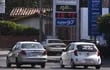El registro de temperatura elevada que un servicentro reporta en Asunción. Varias personas en sus vehículos buscan mantenerse frescos pese al intenso calor.