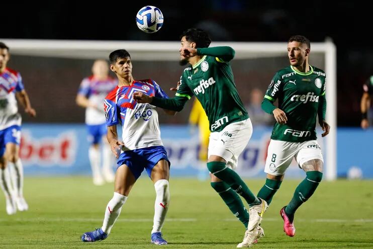 El paraguayo Gustavo Gómez (c), defensor del Palmeiras, pelea el balón con Robert Morales, delantero de Cerro Porteño, durante el partido en el Morumbí, en Sao Paulo, Brasil.