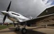 El avión Silver Spitfire restaurado de la Segunda Guerra Mundial que se utilizará en un intento de vuelo alrededor del mundo antes de despegar en el aeródromo de Goodwood, sureste de Inglaterra.
