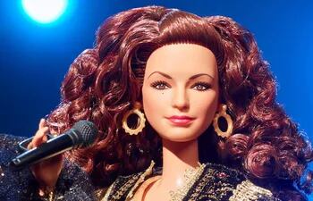 Una muñeca Barbie lanzada por Mattel en honor a la cantante cubano-estadounidense Gloria Estefan por su 65 cumpleaños.