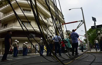 Funcionarios de la ANDE retiraron los cables aéreos que se encontraban en la histórica calle Palma del centro de Asunción.