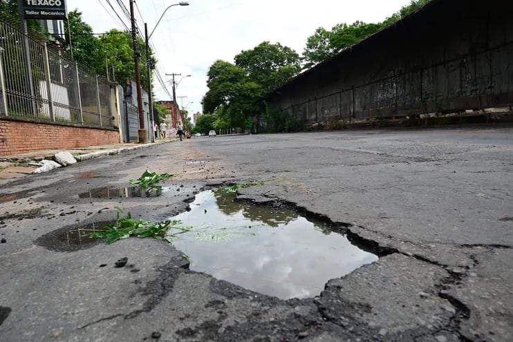 Grandes baches se encuentran en la avenida Artigas. ¿En qué se han usado los G. 96 mil millones en impuesto para el pavimento que recaudó el año pasado la Municipalidad de Asunción?
