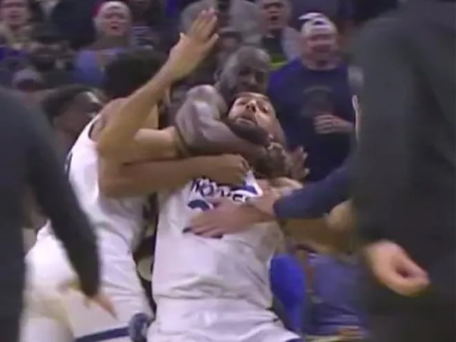 Momento en que el ala-pívot Draymond Green de Golden State Warriors le toma del cuello a Rudy Gobert de Timberwolves.