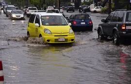 Las lluvias generaron raudales en las principales avenidas de Asunción.