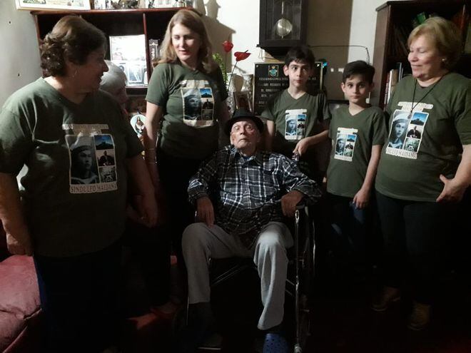 Don Sindulfo rodeado de su familia durante la celebración de su último cumpleaños.