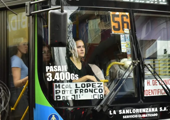 La ministra de Obras Públicas, Claudia Centurión, dio un mensaje a los pasajeros del área metropolitana en nombre del gobierno del presidente Santiago Peña.
