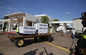 Uno de los pequeños lotes de vacunas antiCOVID que remitió Covax al Paraguay.