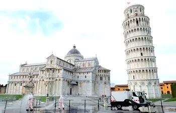 Vista de la Plaza de los Milagros y la Torre de Pisa el pasado 17 de marzo, durante un proceso de desinfección.