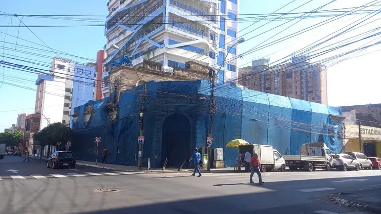 El edificio del IMA, con la casa Zanotti al frente, en la esquina de Presidente Franco y Montevido, en el centro de Asunción.