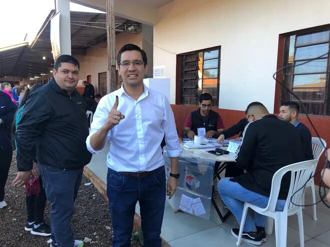 César “Landy” Torres, luego de depositar su voto en la ciudad de Santa Rita.
